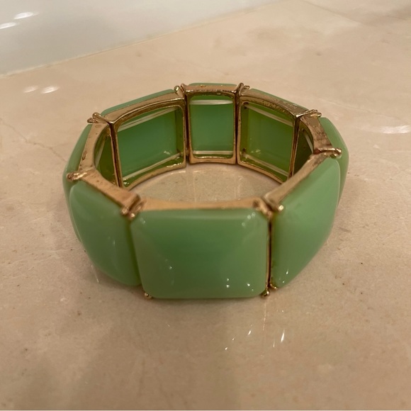 Green Square Stretch Bracelet 7”-8” Costume Jewelry Gold Tone - Picture 3 of 3
